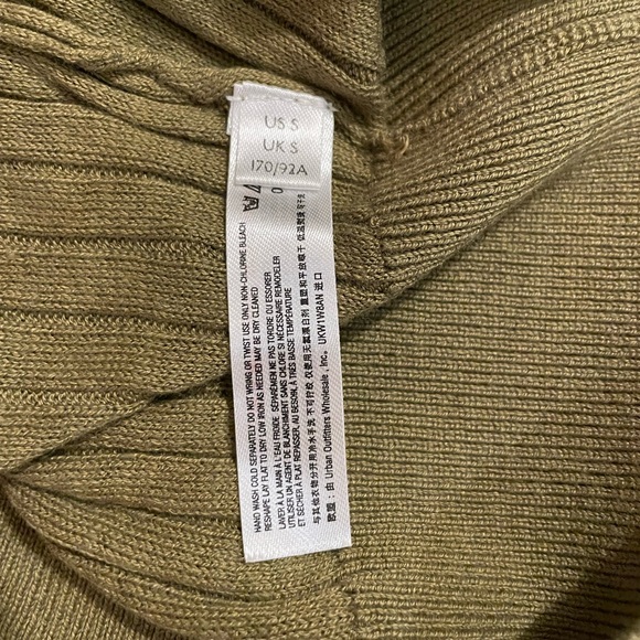 Button Front Ribbed Crop - Picture 5 of 8